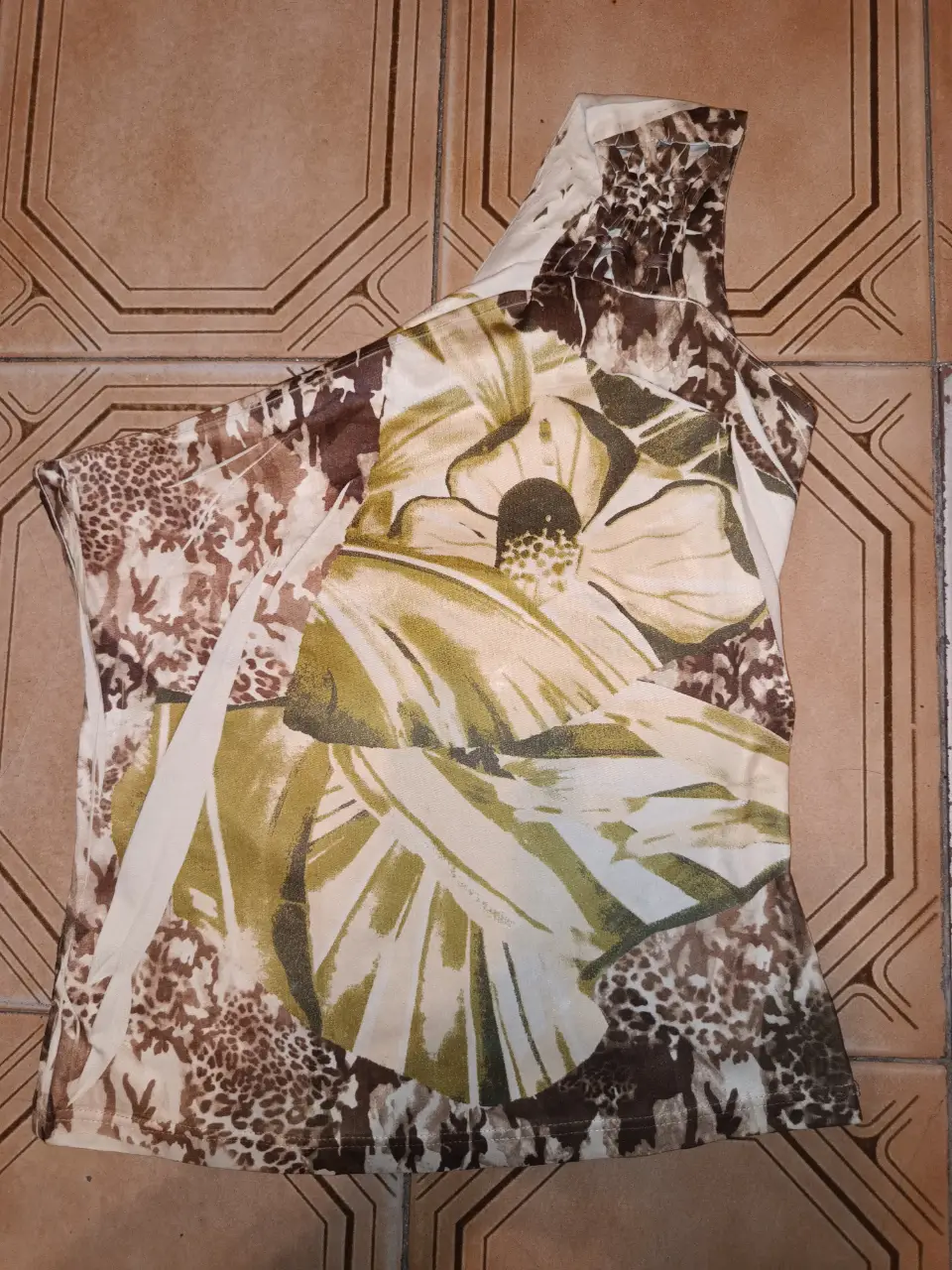 Blusa / Top de un solo hombro con estampado floral y animal print Detalles trenzados en el hombro. Ideal para un look moderno y sofisticado. talle S/M . impecable. entre sisas:43 Largo:53cm