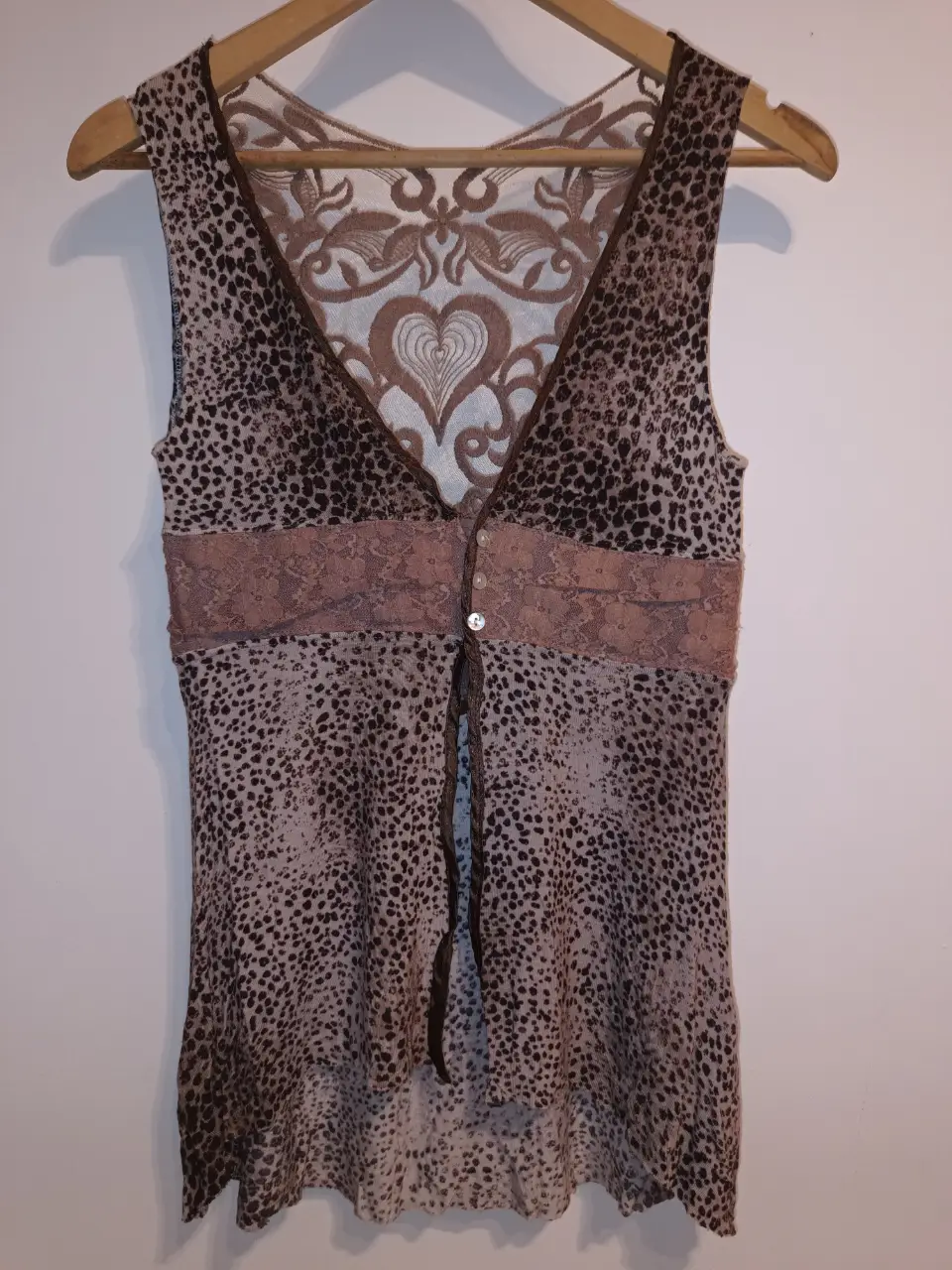 Blusa sin mangas con estampado de leopardo y detalles de encaje y raso. Diseño con espalda calada y botones frontales. Ideal para un look casual y femenino. Marca: Sweet. Talle:S/42. entre sisas:43cm entre hombros:40cm Largo:72cm. Muy buen estado 