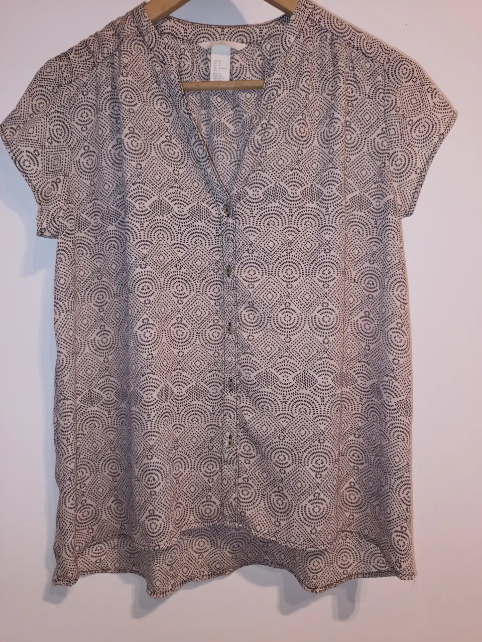 Blusa / Camisa de mujer con estampado geométrico en beige y negro. Manga corta y botones frontales. Ideal para un look casual y cómodo. De gasa. talle Eur 34 US4. Impecable. entre sisas:54cm Largo:61cm