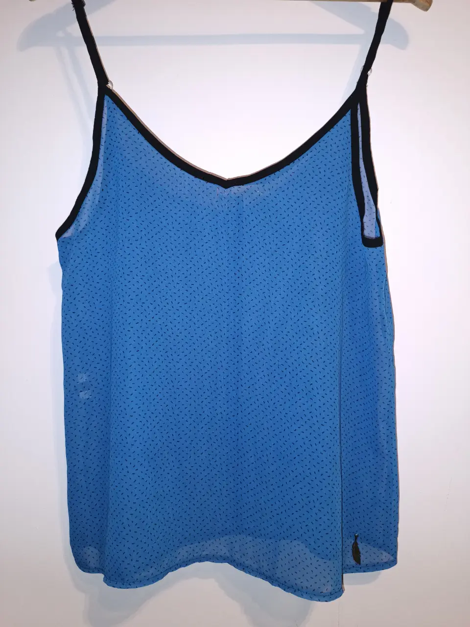 Musculosa/ blusa de mujer azul con detalles negros. De gasa liviana. Diseño con tirantes finos y borde negro en el cuello. Ideal para un look fresco y casual. Entre sisas:49cm Largo:68cm. marca Víctima del amor. impecable.