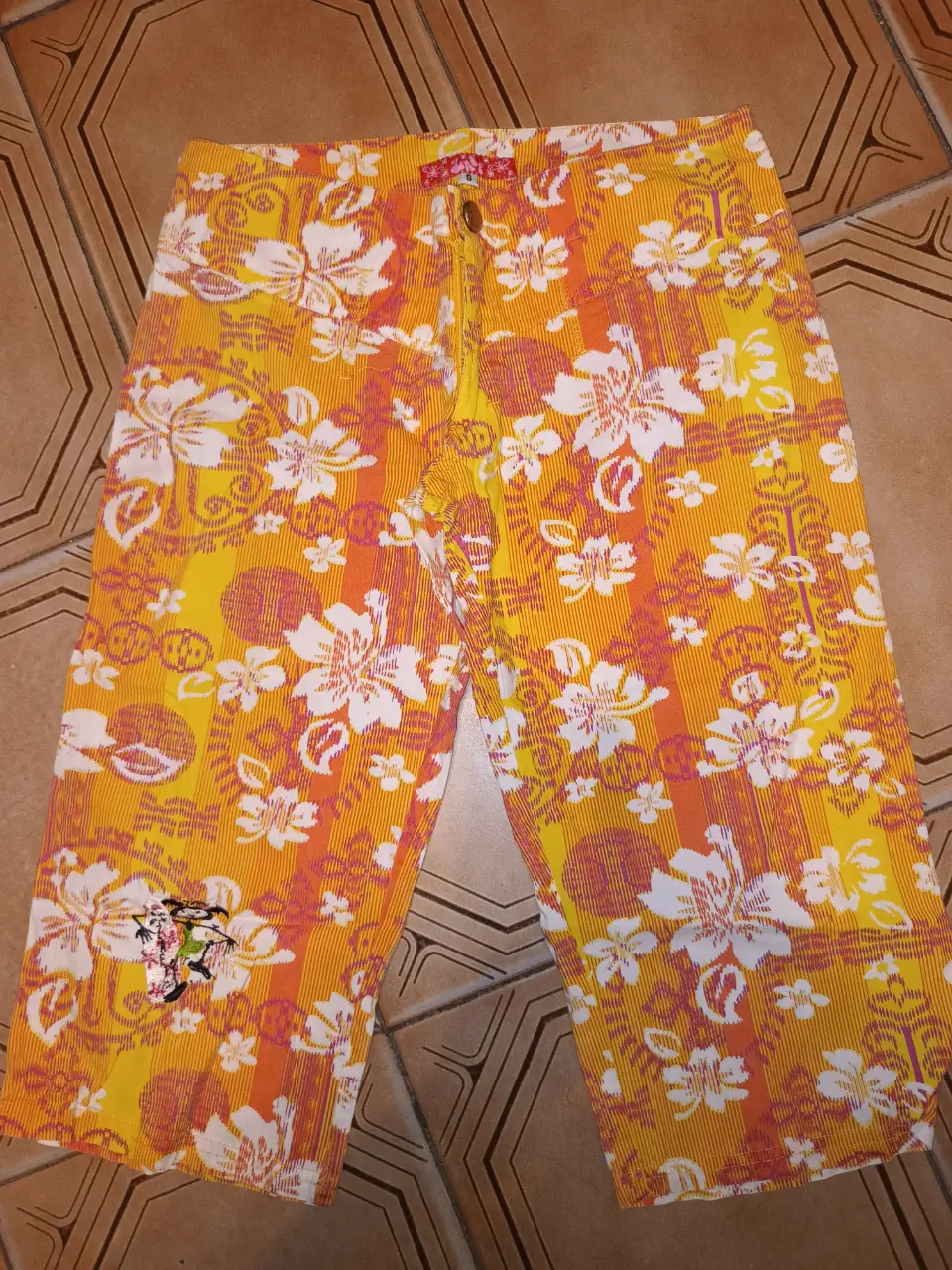 Short / Bermuda de algodón con estampado floral en tonos amarillos y naranjas. Ideal para un look fresco y veraniego. Tiro bajo. Marca: Zaff. Talle: S. Cintura:74cm Cadera:94cm Tiro del:20 Tiro tras:28cm Largo: 60cm