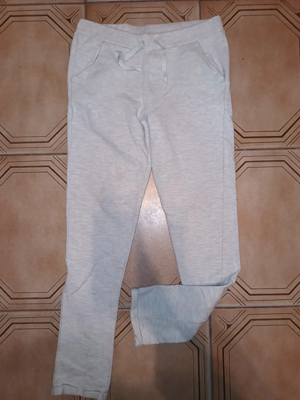 Pantalón tipo calza de algodón gruesito elastizado gris claro, con cintura elastizada y cordón. Talle 12, ideal para un look cómodo y casual. Marca Cheeky. buen estado. cintura:66cm Largo:83cm 