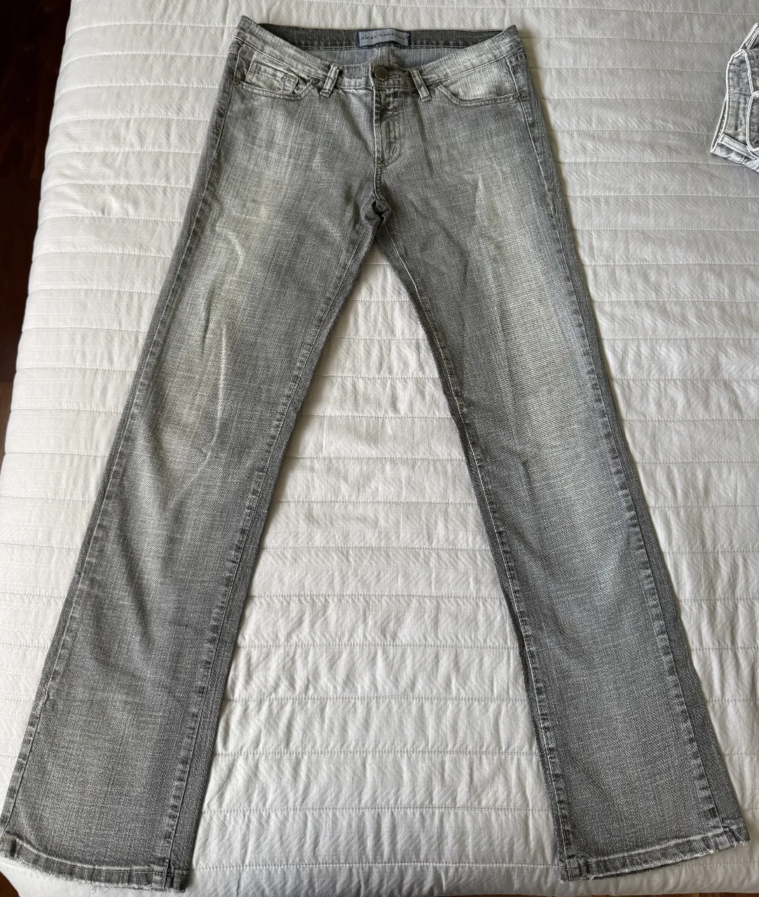 Jeans gris vintage, de mujer,
de corte recto y tiro medio marca Ricky Sarkany. 90 cm de cintura - 102 cm de largo - 92 cm de contorno de cadera.