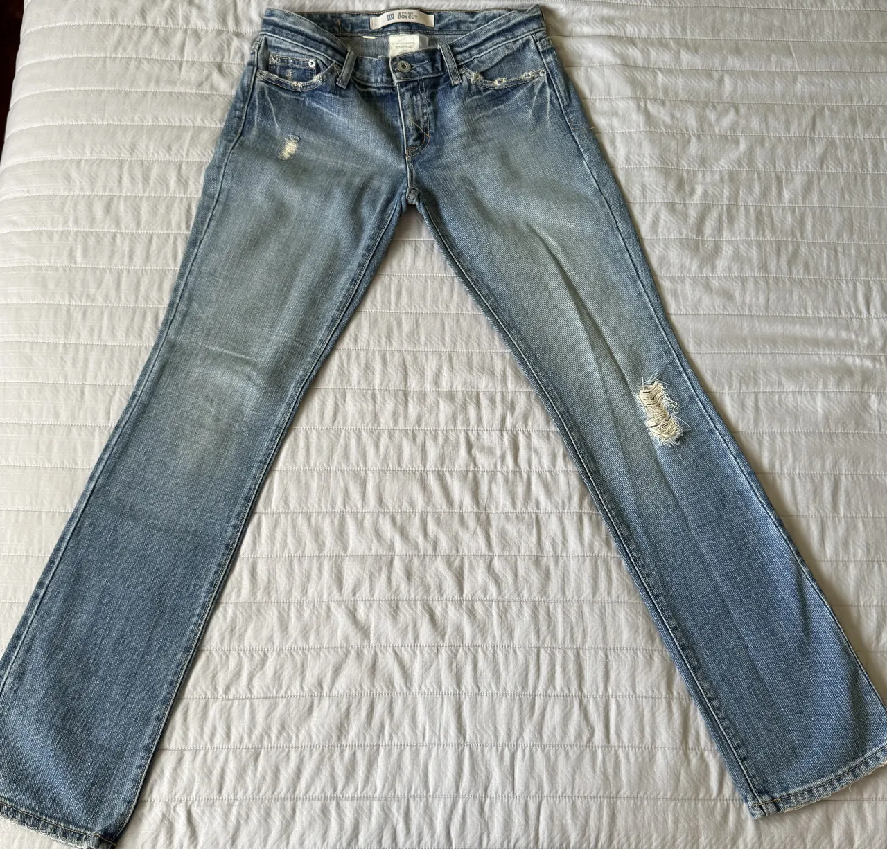 Jeans de mujer recto y tiro bajo, con roturas. Marca GAP. 
82cm de cintura - 100 cm de largo - 100 cm de contorno de cadera.