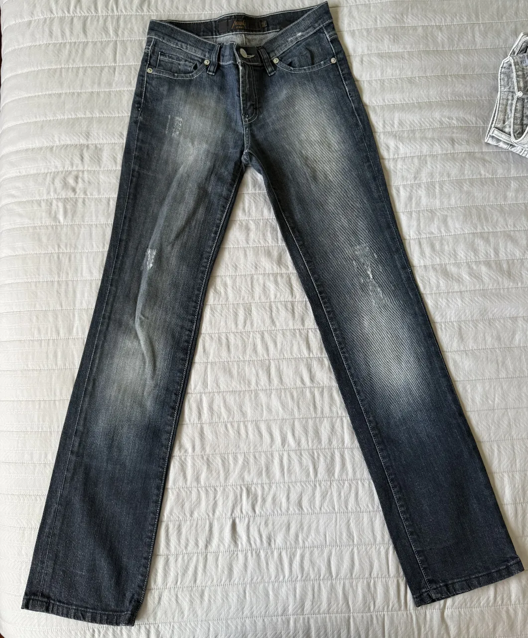 Jeans recto y tiro bajo de mujer, color azul gastado, con detalles de roturas y desgaste. Marca Paula Cahen D'Anvers Jeans. 80cm de cintura - 102 cm de largo - 88 cm de contorno de cadera.