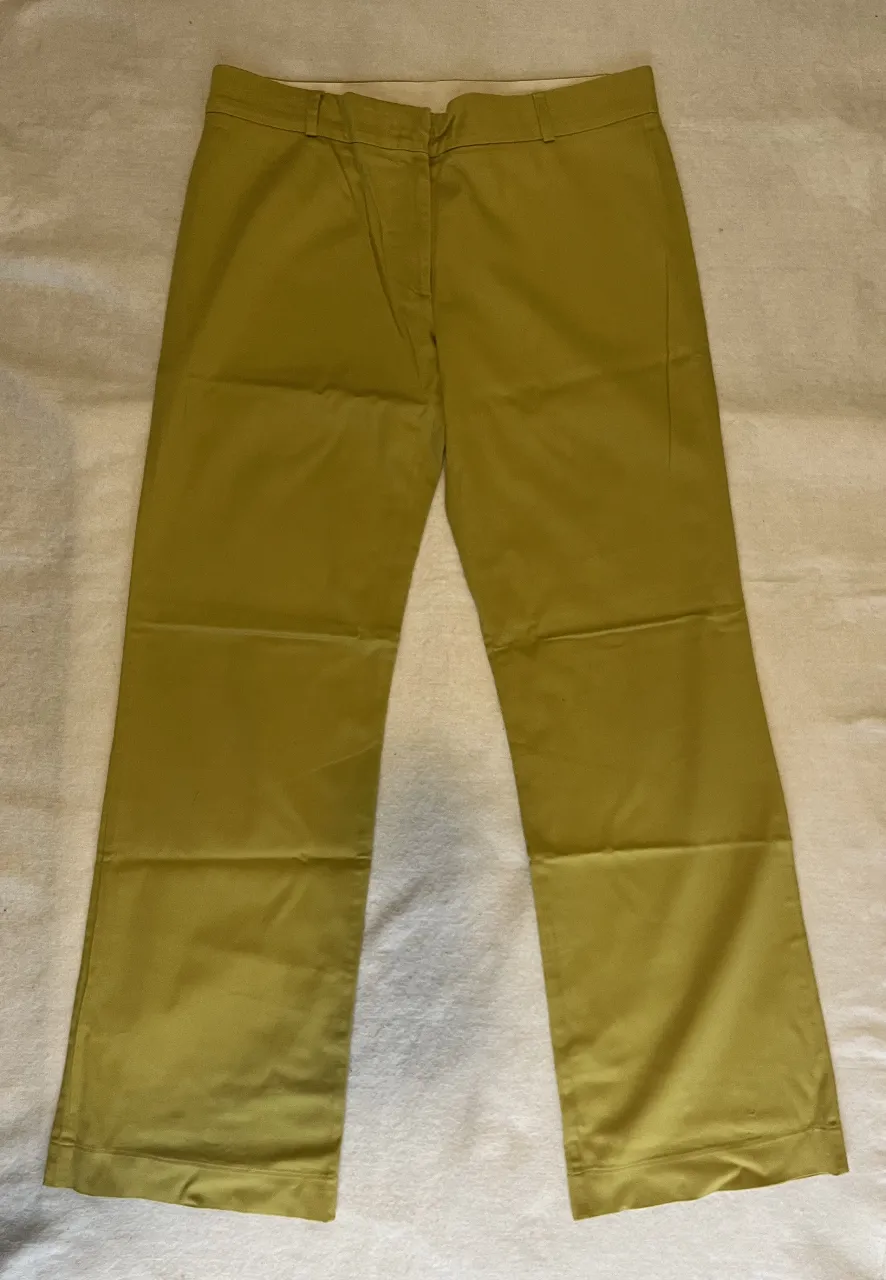 Pantalón sastrero de color verde, ideal para un look elegante y moderno. Confeccionado en un tejido de alta calidad, este pantalón ofrece un ajuste perfecto y una silueta favorecedora. Perfecto para combinar con blusas, camisas o sweaters.