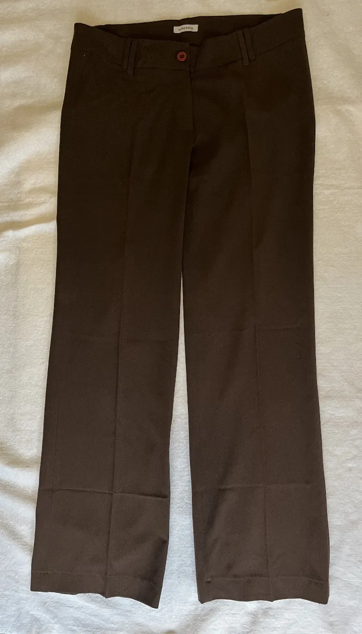 Pantalón sastrero de hombre, color marrón oscuro. Corte recto, ideal para un look formal o de trabajo. Confeccionado en tela de calidad.