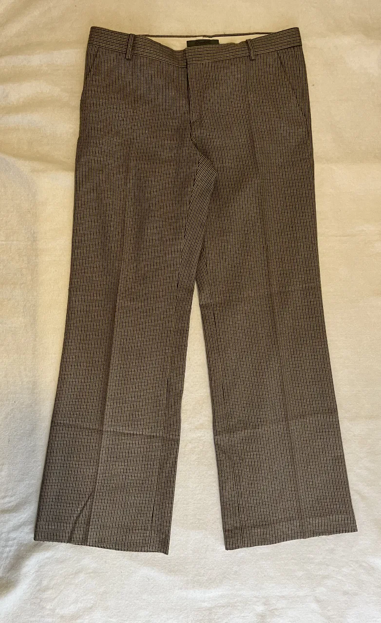 Pantalón sastrero de hombre con diseño a rayas. Corte recto y elegante, ideal para un look formal o de trabajo.