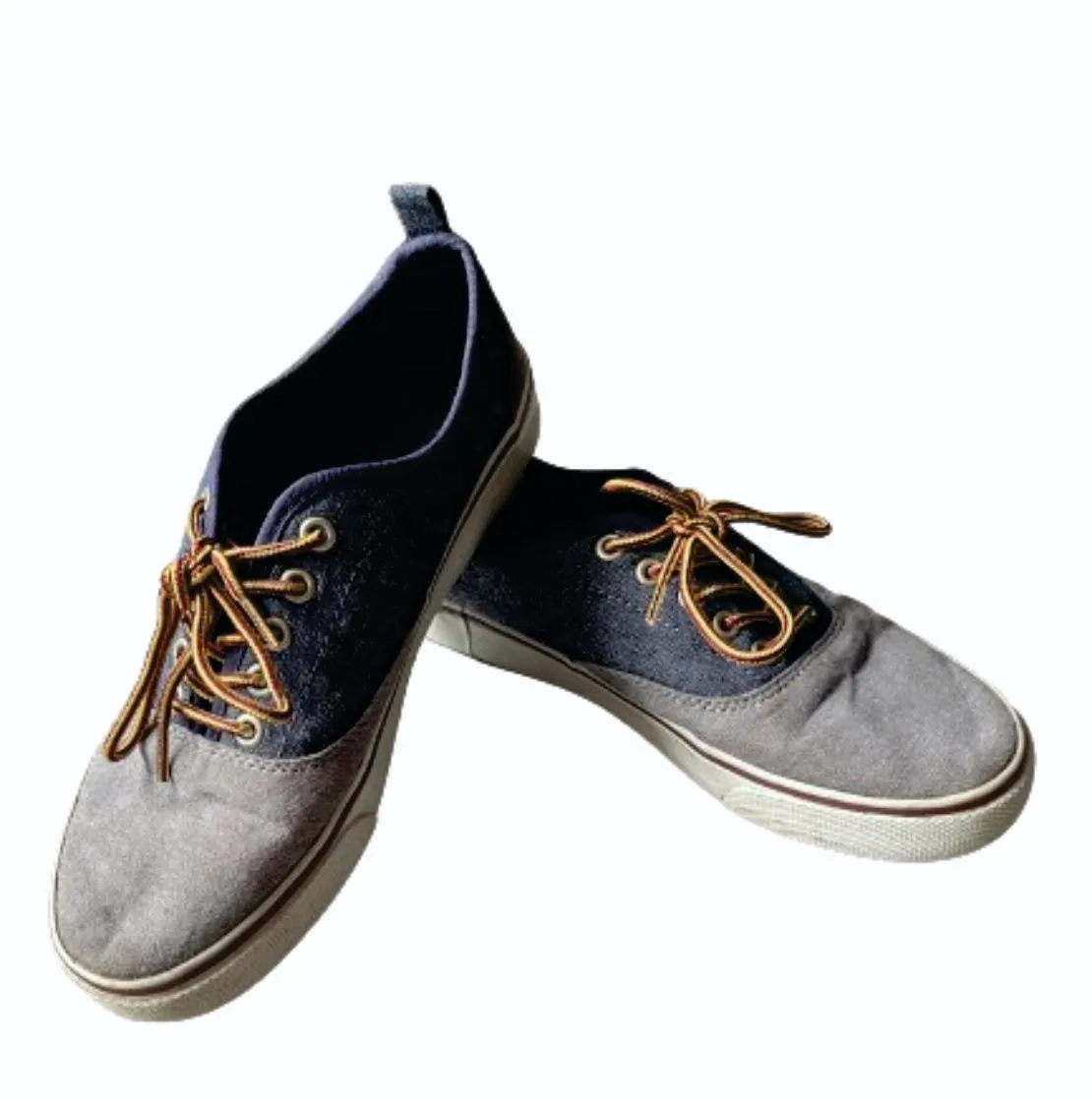 Zapatillas de lona en tonos grises y azul marino, con cordones marrones y suela blanca. Talle US4. Ideales para un look casual y cómodo.