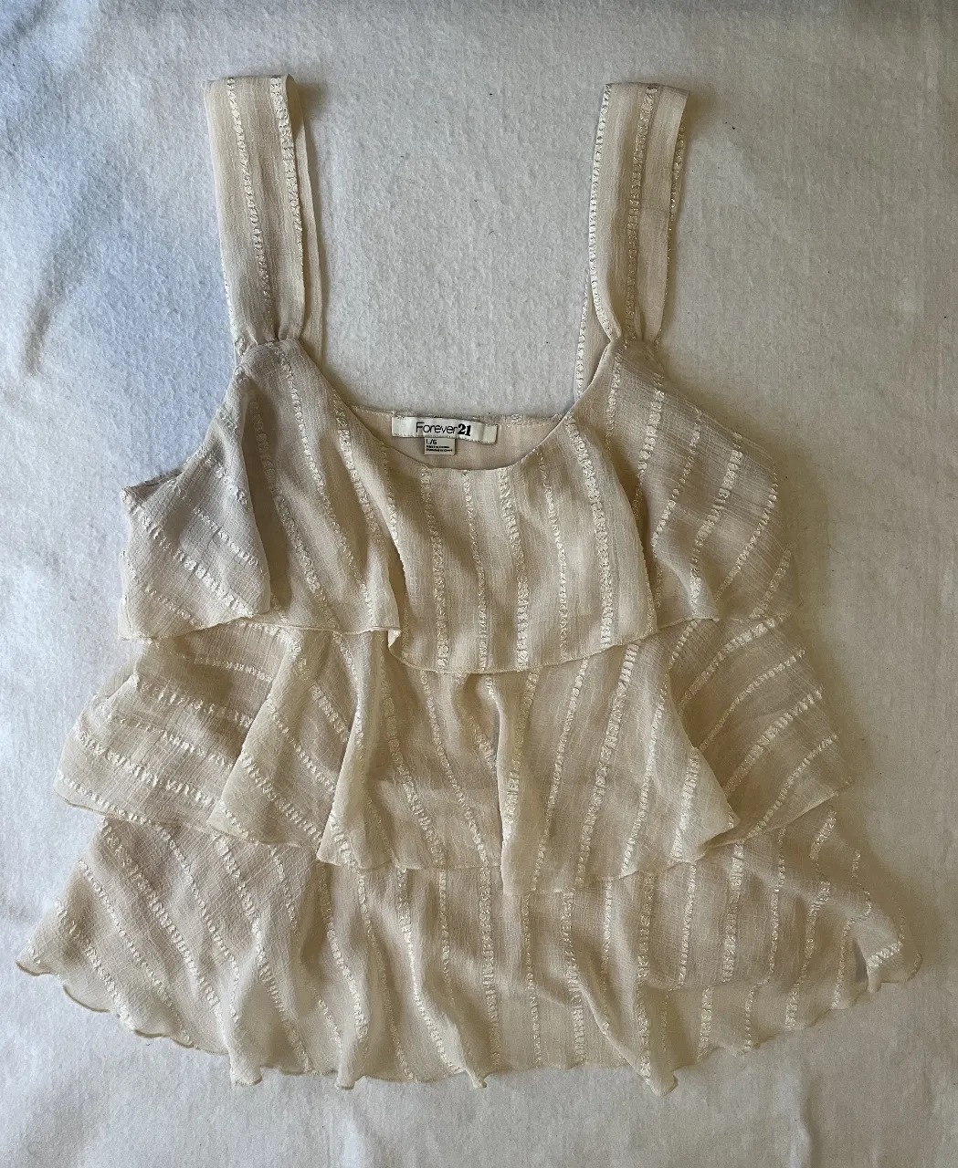 Top de mujer Forever 21, color crudo con detalles brillantes y volados. Ideal para un look fresco y femenino.