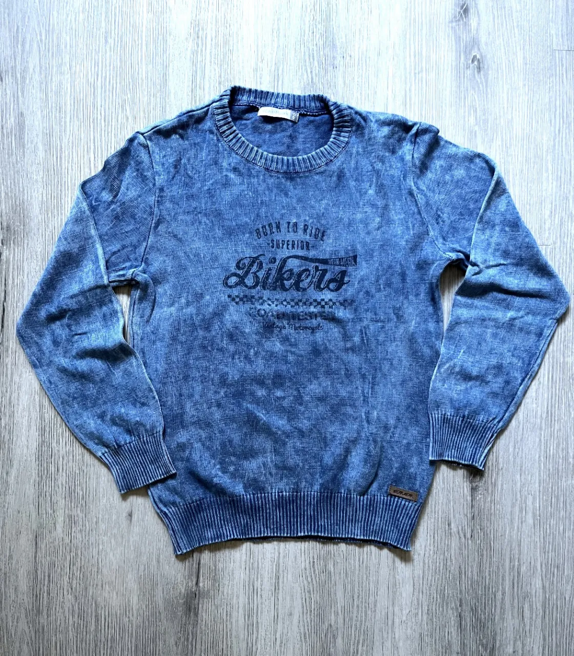 Sweater efecto vintage azul con estampado "BORN TO RIDE BIKERS SUPERIOR". Ideal para un look casual y canchero. Perfecto para usar los 12 meses del año.
