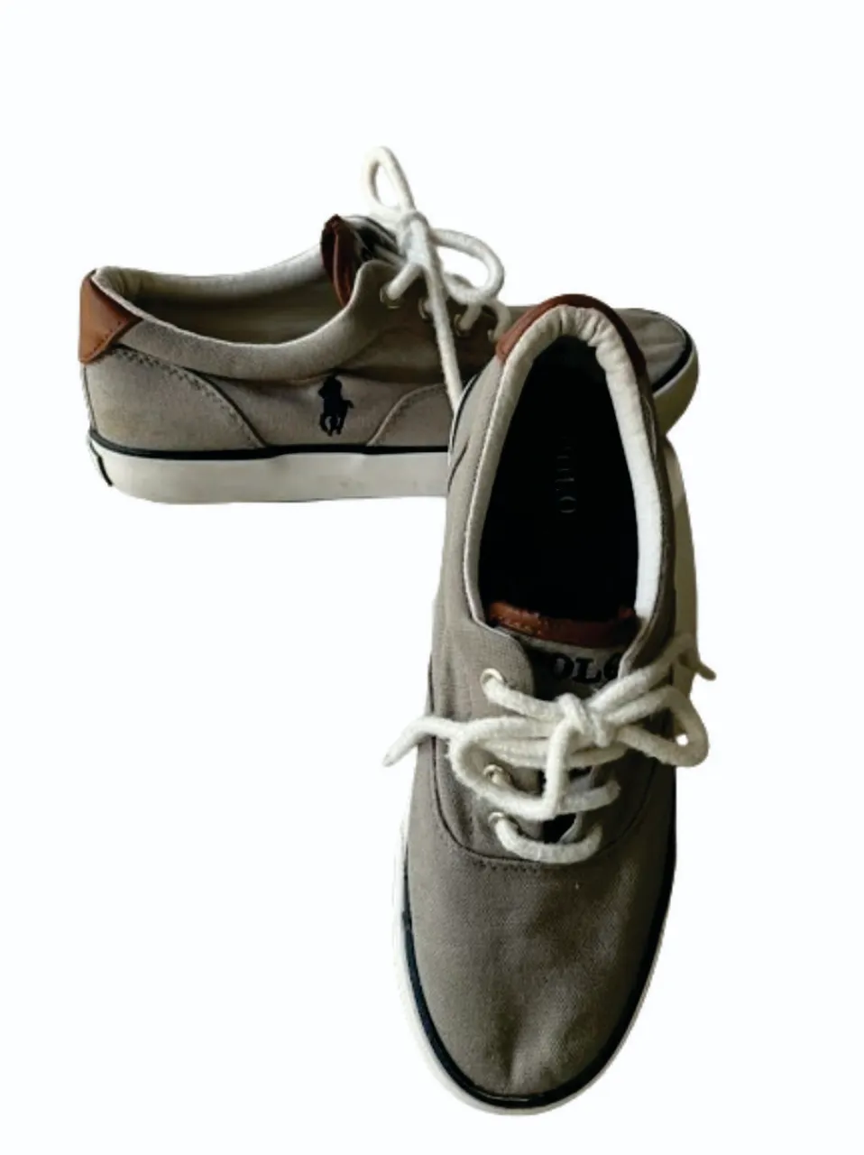 Zapatillas Polo Ralph Lauren grises con detalles en marrón y suela blanca. Talle US3. Ideales para un look casual y cómodo.