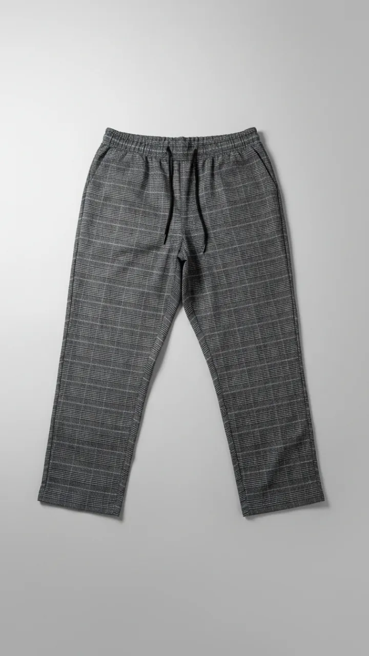 Pantalón de vestir a cuadros grises y blancos con cintura elastizada.