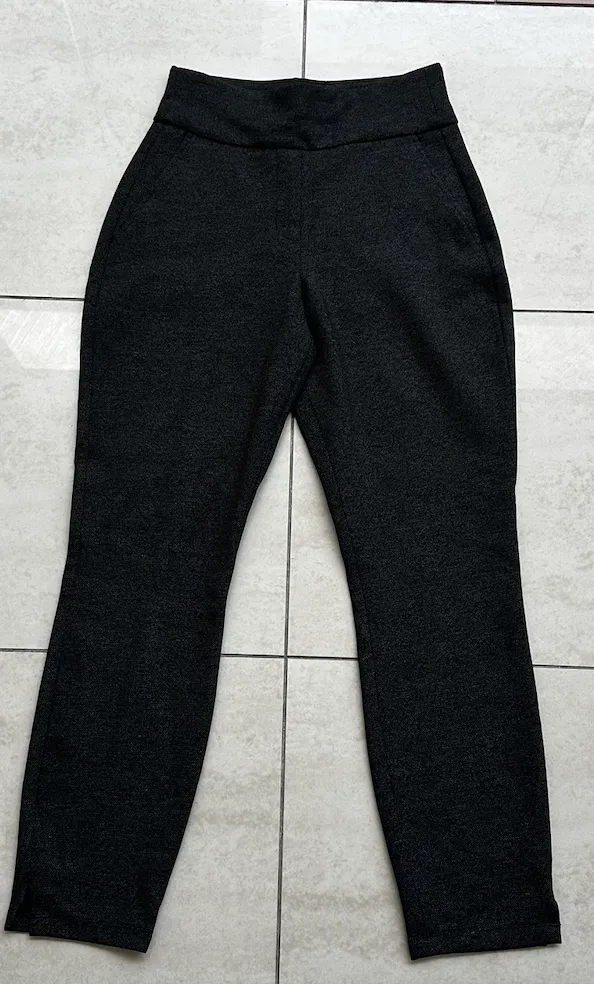 Pantalón de vestir gris oscuro con dos bolsillos traseros y cierre.