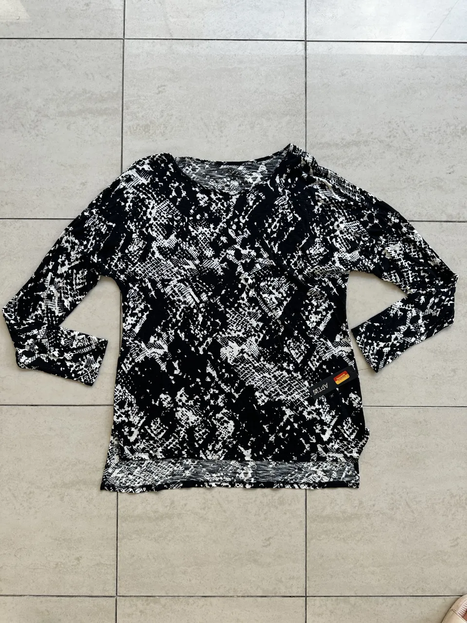 Remera de manga larga con estampa abstracta en blanco y negro.