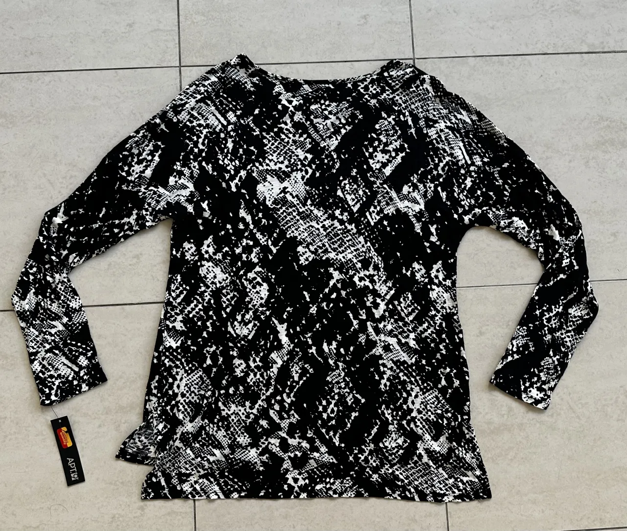 Remera Apt.9 - Vista 3