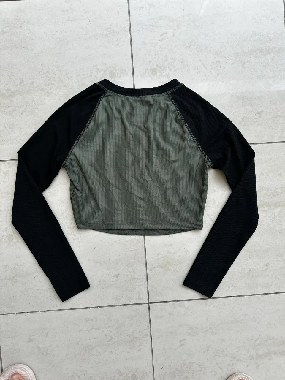 Remera A ≠ - Vista 2