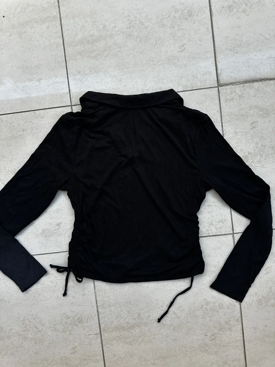 Remera A ≠ - Vista 2