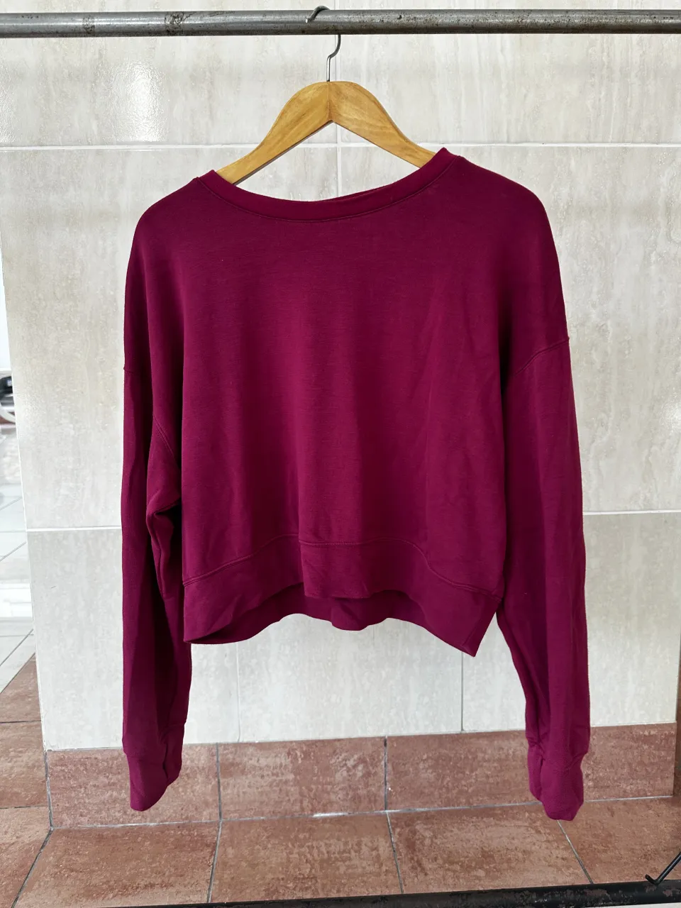 Buzo crop de manga larga en color bordo. Posee puños con ojal para pulgar.