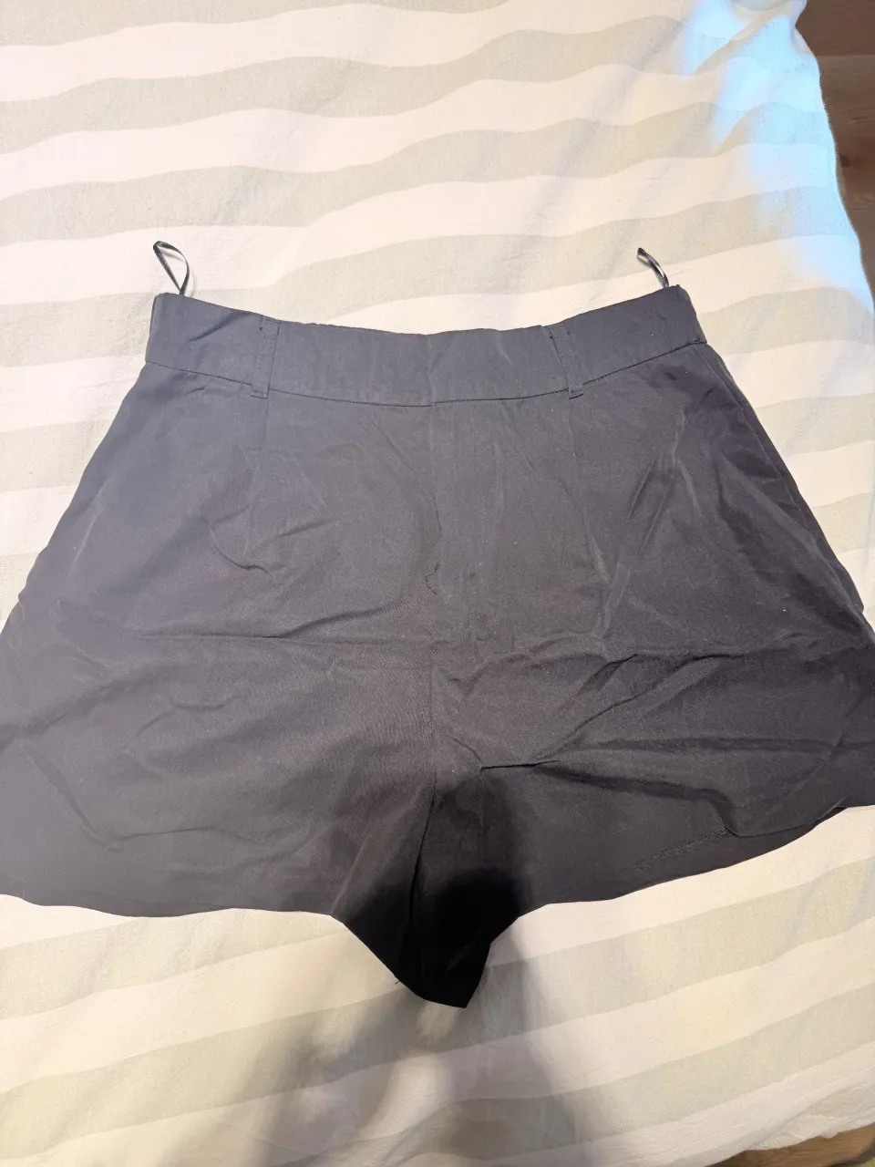 Shorts negros con cintura elastizada y bolsillos.