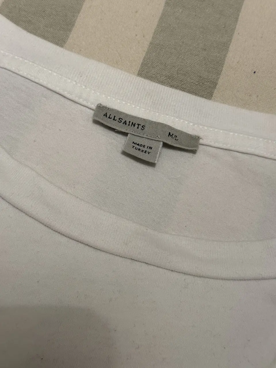 Remera AllSaints - Vista 2