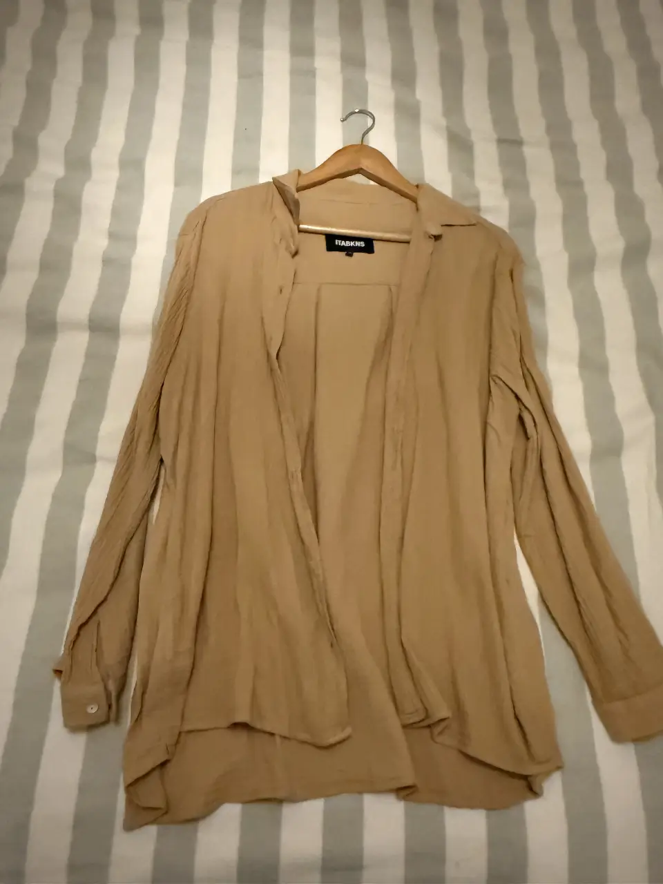 Camisa de hombre color khaki de la marca ITABKNS, con cuello y manga larga. Ideal para un look casual y versátil.