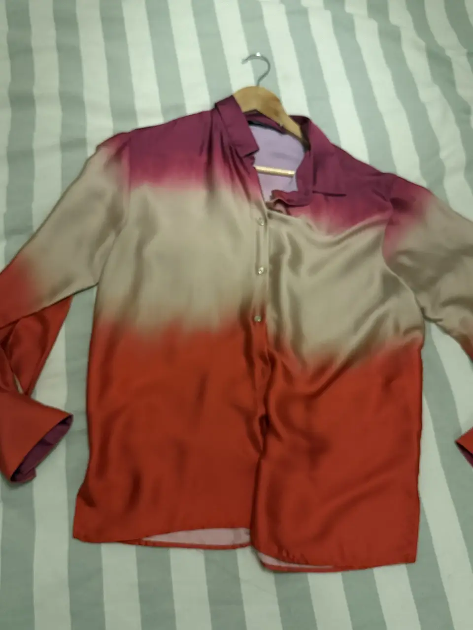 Camisa de seda con degradado de colores, de la marca Zara. Ideal para un look elegante y moderno.