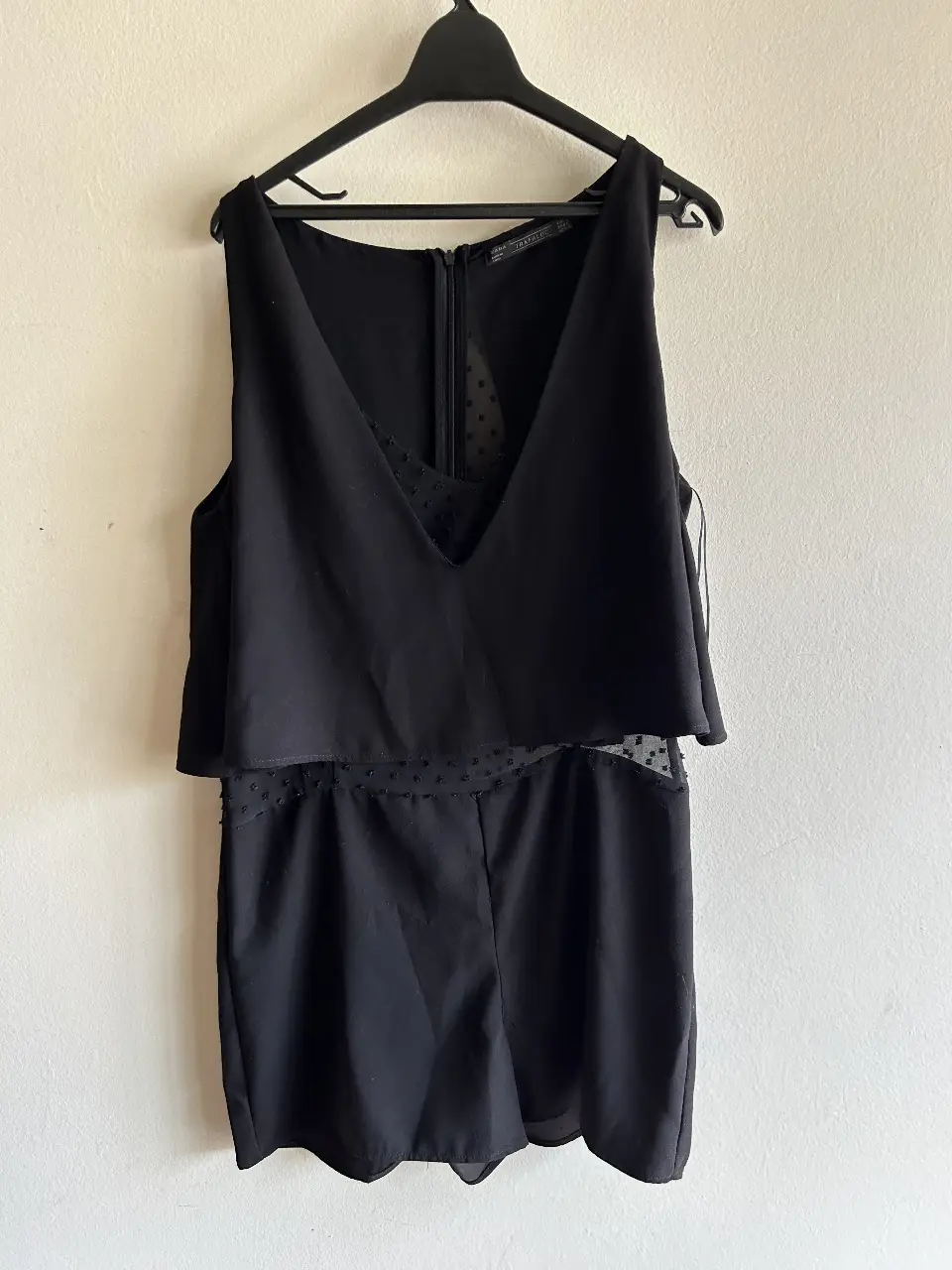 Mono corto negro de Zara Trafaluc, con detalles de transparencia y cierre en la espalda. Ideal para una salida o fiesta.