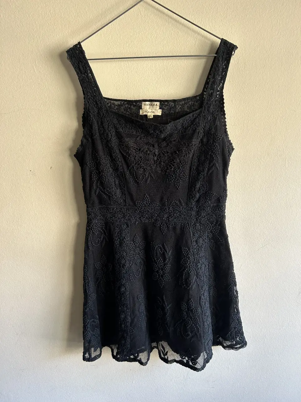 Vestido negro de encaje con escote cuadrado y tirantes anchos. Ideal para una salida o evento especial. Marca WANAMA.