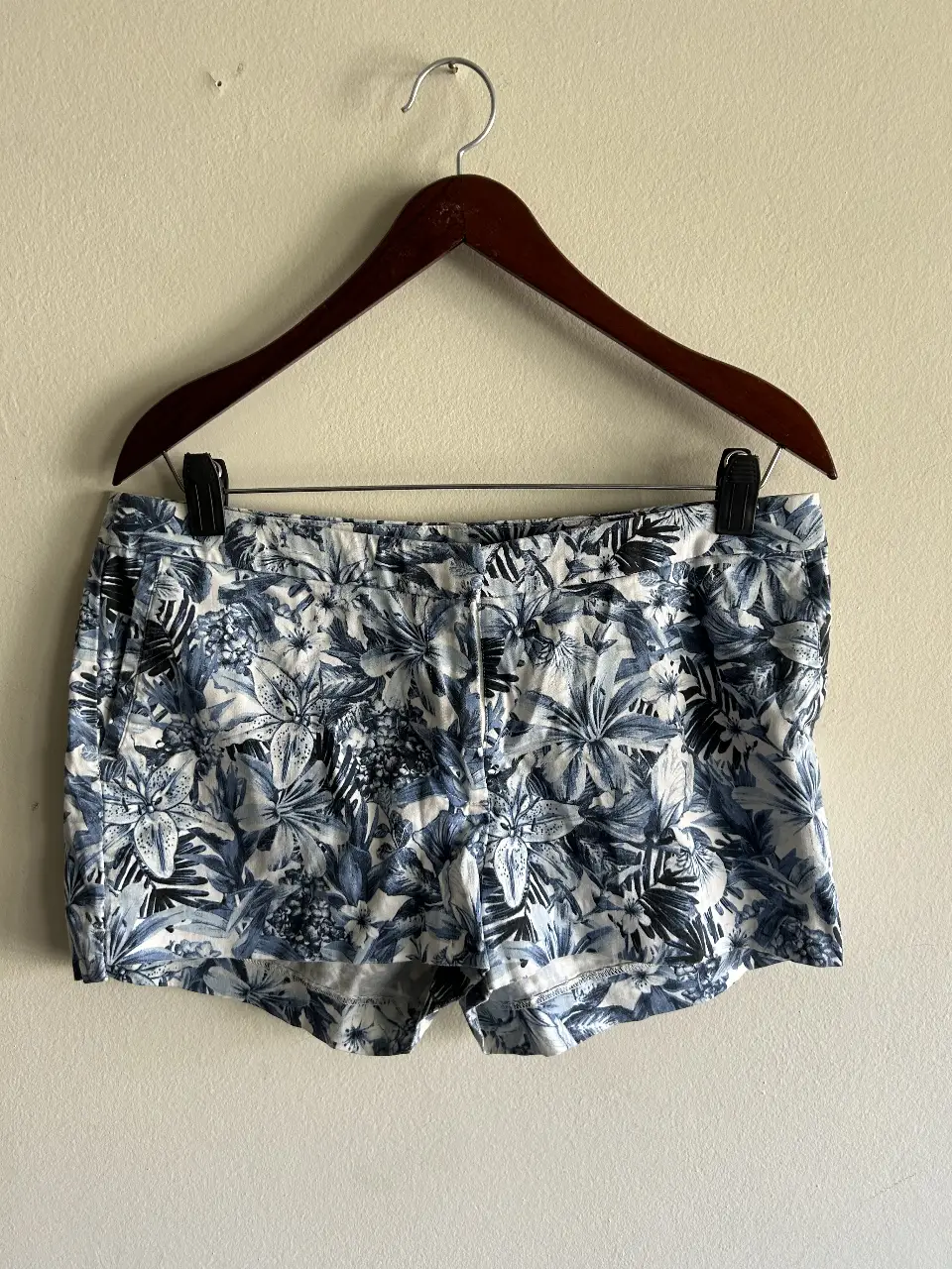 Short de mujer con estampado floral en tonos azules y blancos. Talle 10, ideal para un look fresco y casual.