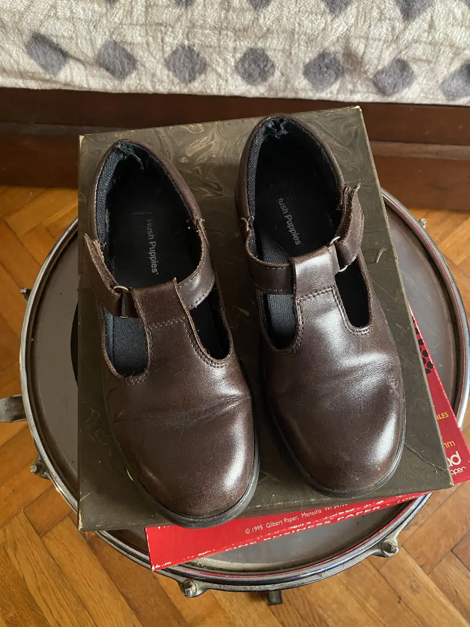Zapatos Hush Puppies de cuero marrón, con cierre de hebilla y diseño tipo T-strap. Ideales para uso escolar y outfits vintage