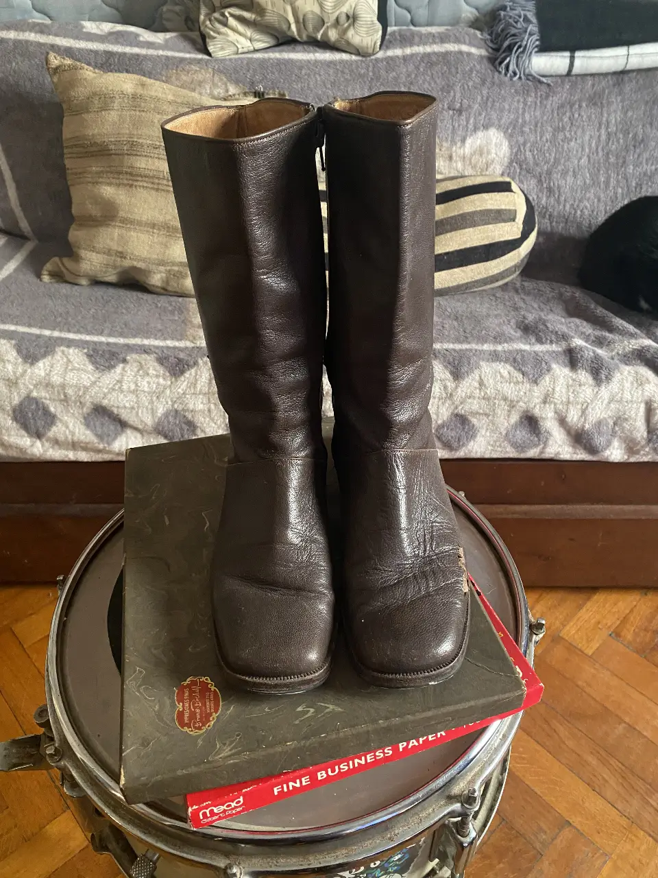 Botas de caña alta de cuero marrón oscuro, con detalles de desgaste que le dan un toque vintage. Ideales para un look casual y con estilo.