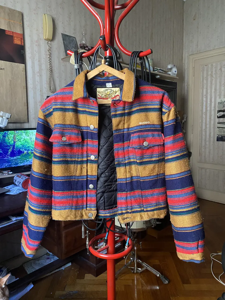 Campera "Soho" con diseño a rayas en tonos azul, rojo y amarillo. Posee cuello camisero y cierre con botones. Ideal para un look casual y con onda.