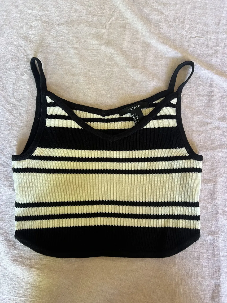 Musculosa a rayas blancas y negras. Escote en V. top tejido