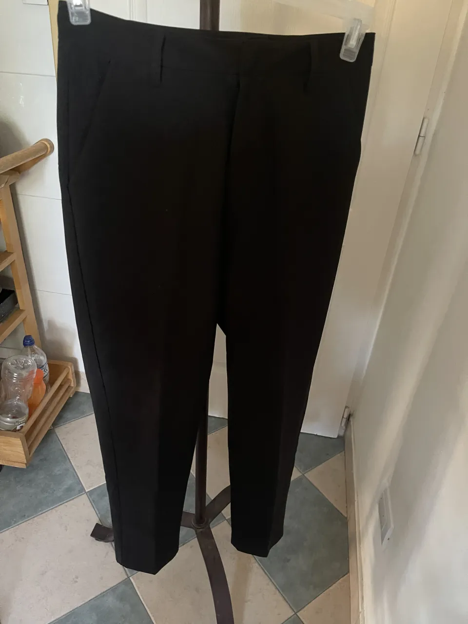 Pantalón negro de vestir con bolsillos delanteros. cintura 36 cm. tiro 32 cm. largo 93