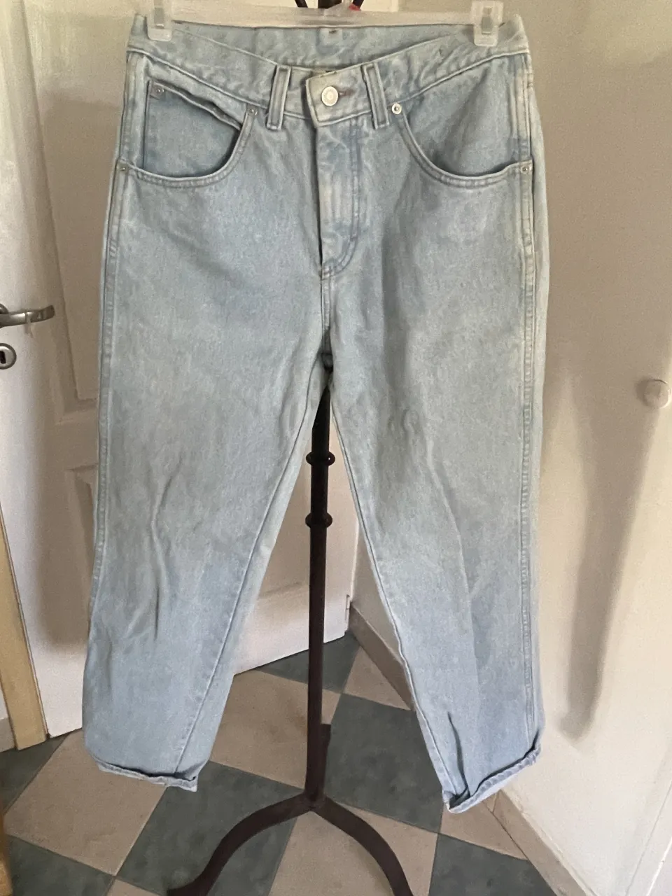 Jeans wrangler tiro alto color celeste. Modelo Montana Regular Fit.