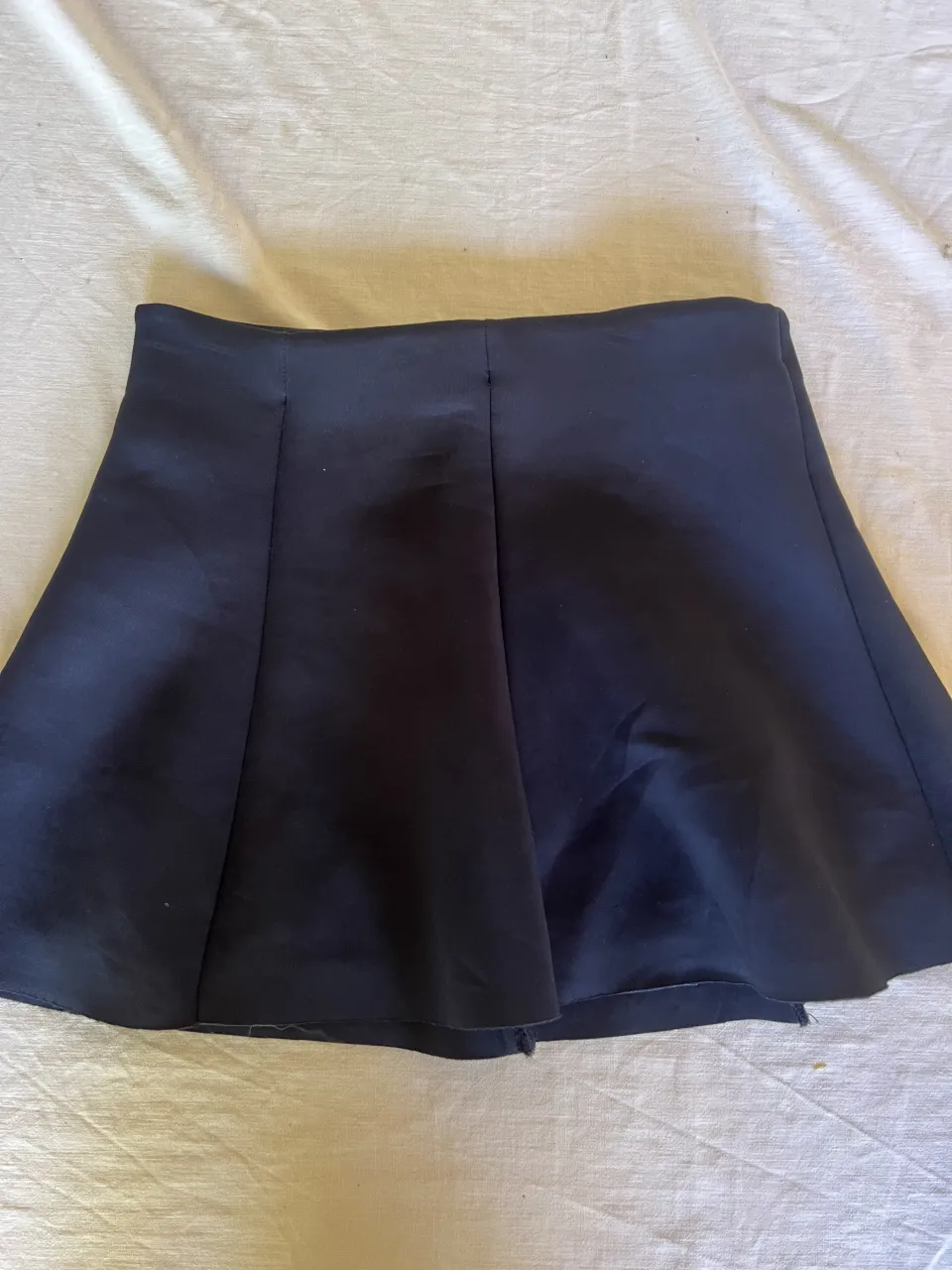 Pollera azul oscura corta con forro interno. tela de neopren con vuelo, forrada. super canchera!! cintura 36cm cadera 48cm largo 36 cm