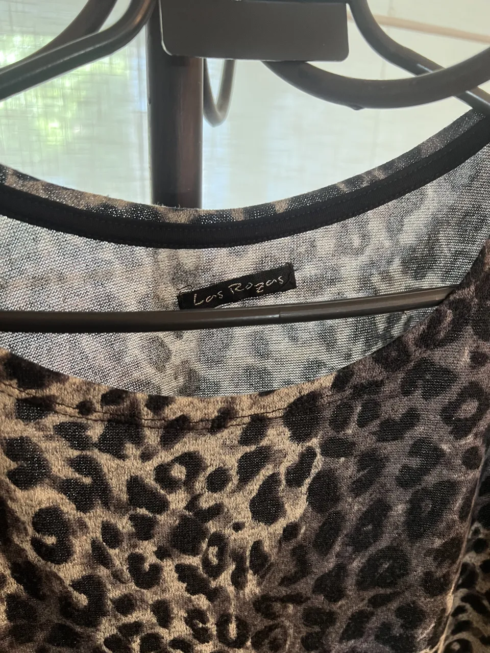 Saquito manga larga con estampa animal print de leopardo en tonos grises y negros. Posee un detalle de encaje negro en el borde inferior. Marca Las Rozas