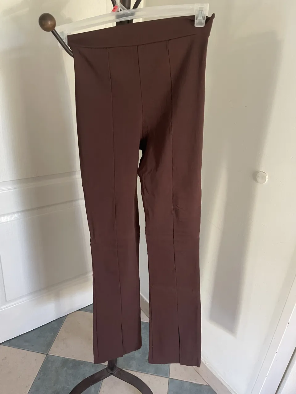 Pantalón skinny marrón con pinzas delanteras y tajos en los bajos. Cierre lateral. elastizado, bootcut