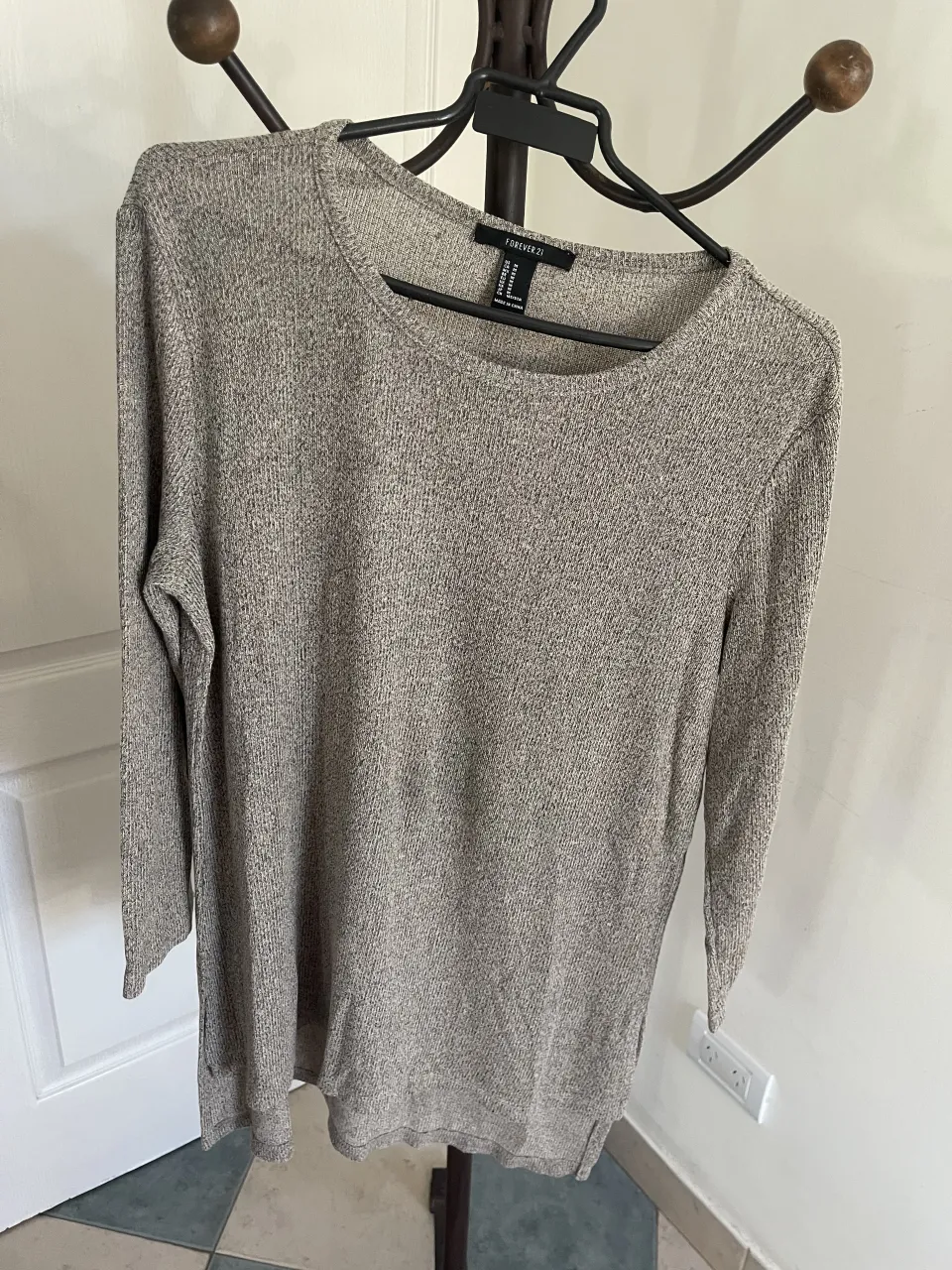 sweater finito  beige gaspeado de manga 3/4 con cuello redondo. atras mas largo para tapar la cola y mini tajos en los costados