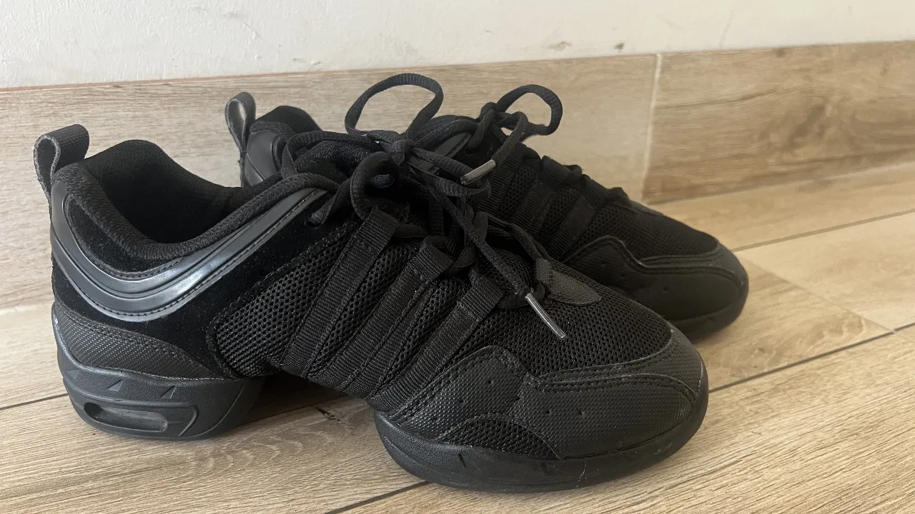 Zapatillas de baile negras, ideales para danza jazz. Diseño moderno y cómodo, se adapta para un 37/38.