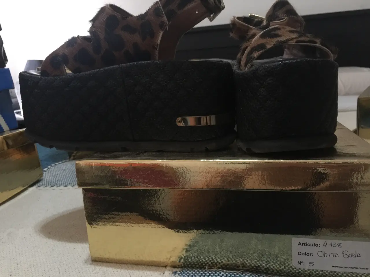 Sandalias de plataforma con estampado de leopardo y detalles en negro. Ideales para un look casual y moderno.