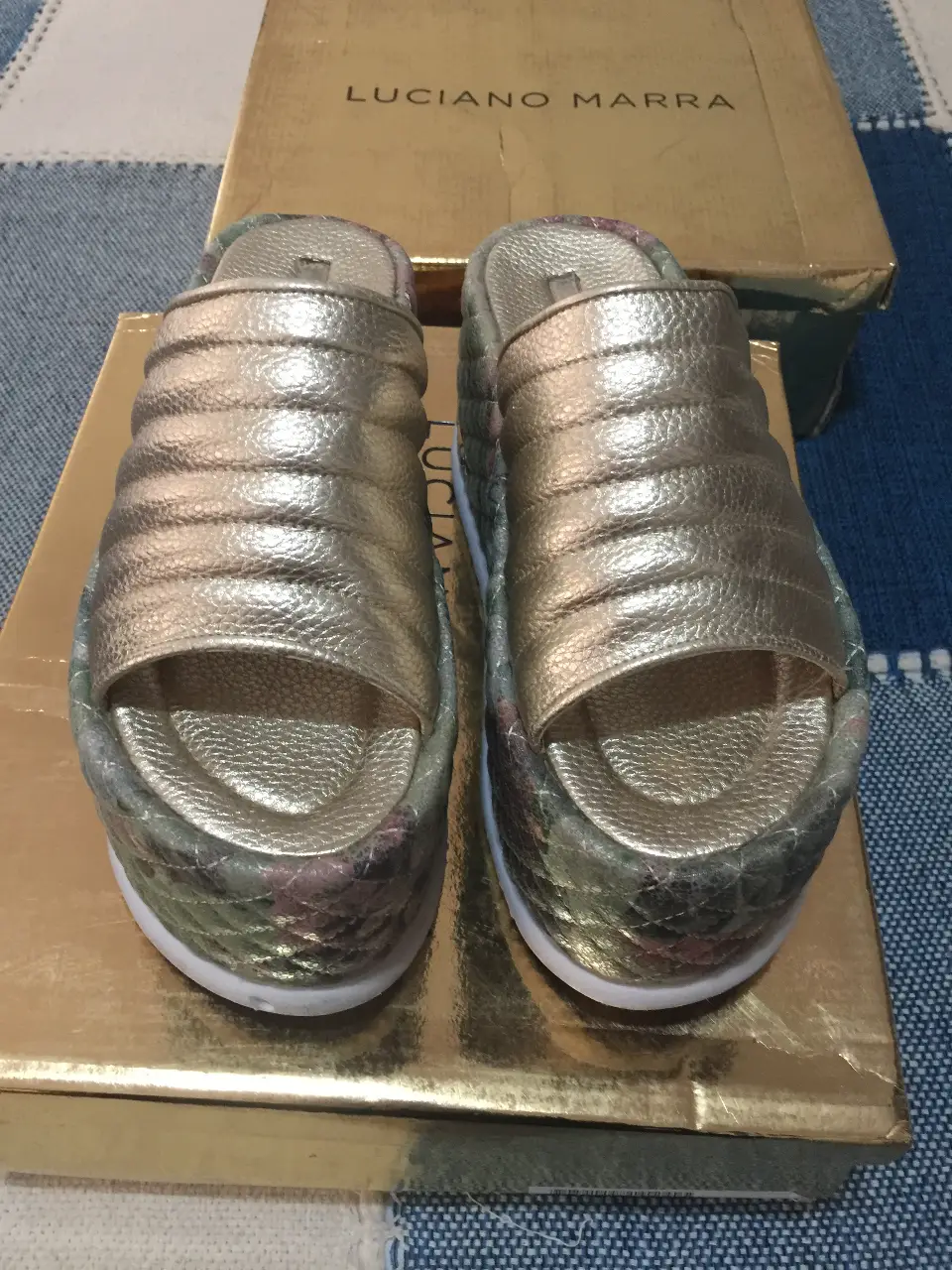 Sandalias Luciano Marra doradas con plataforma y detalles estampados. Ideales para un look moderno y cómodo.