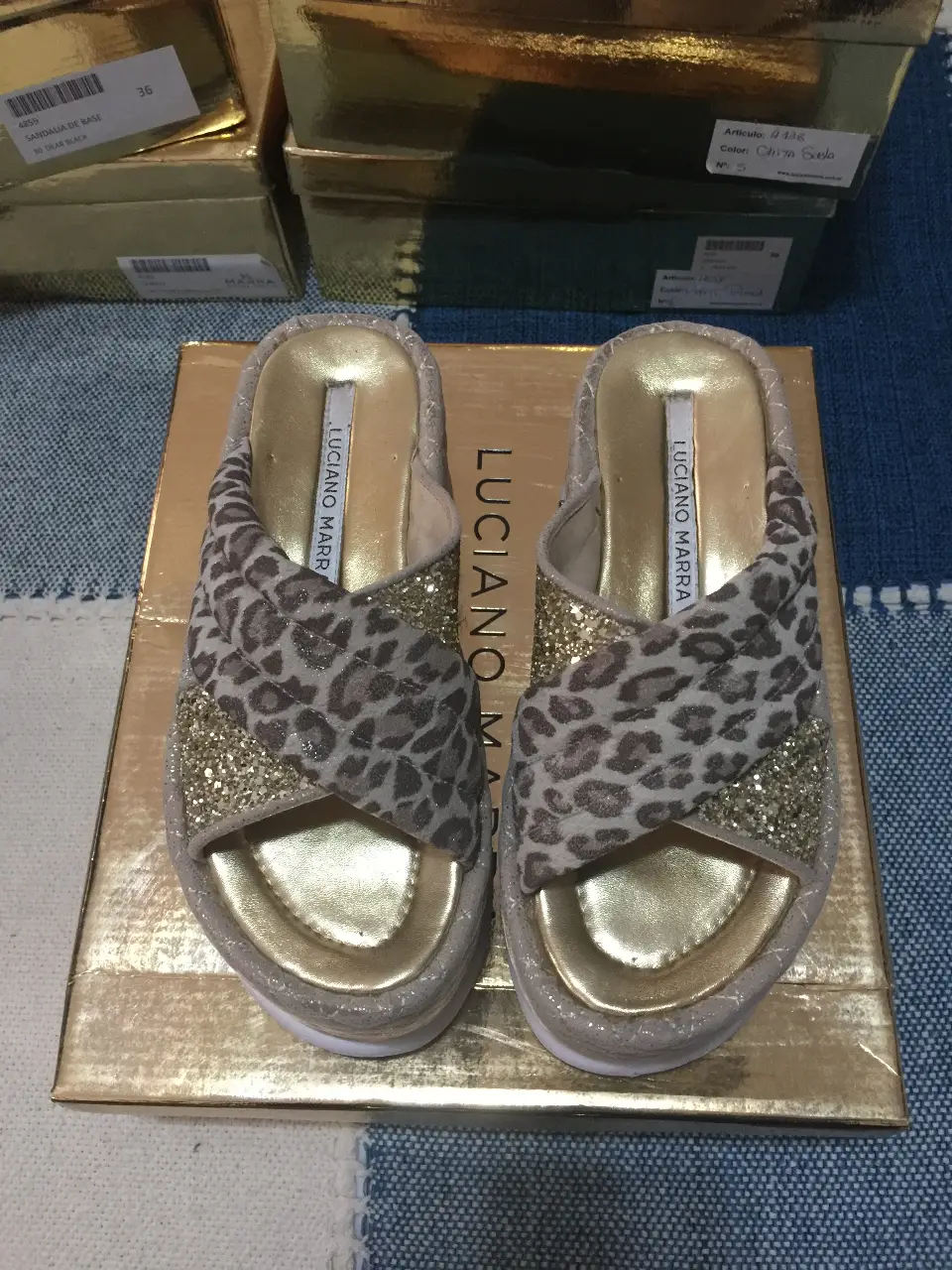 Sandalias Luciano Marra con diseño de animal print y detalles dorados. Ideales para un look de verano.