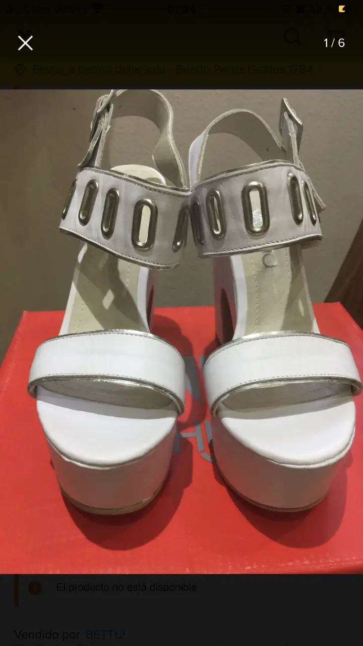 Sandalias de plataforma blancas con detalles plateados y hebilla. Ideales para un look moderno y canchero.