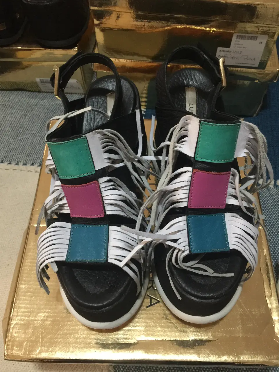 Sandalias de plataforma con detalles de flecos y bloques de colores. Ideales para un look moderno y audaz.
