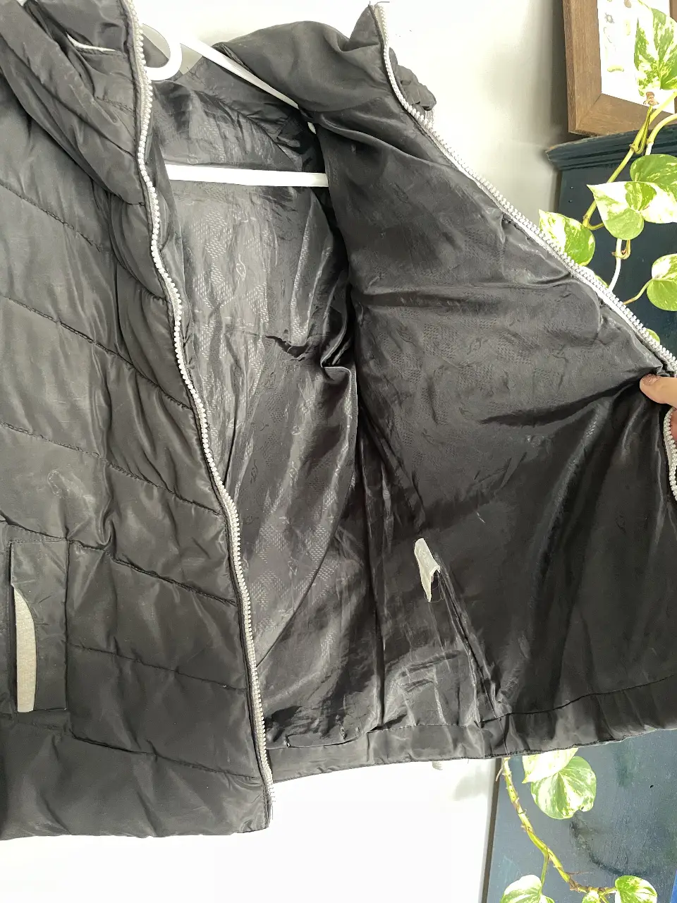 Campera pufferde pluma negra con capucha y cierre (falseado) 2 bolsillos externos 