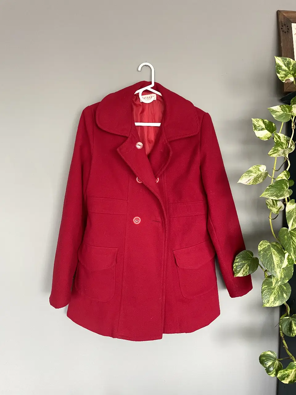 Tapado rojo de la marca Natasha, ideal para el invierno. Confeccionado en paño, este abrigo presenta un diseño clásico con dos bolsillos delanteros y botones. Perfecto para un look elegante y abrigado.