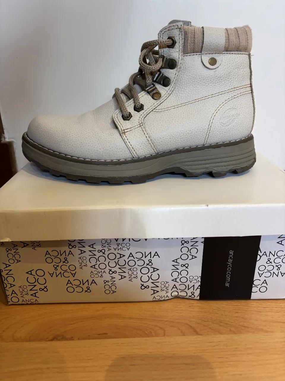 Botines de cuero color crudo con detalles marrones. Ideales para un look casual y cómodo. poco uso