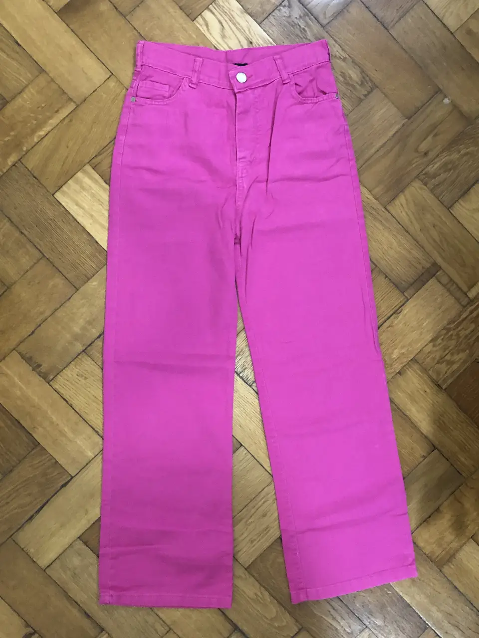 Pantalón de mujer, tiro alto, color fucsia, corte recto y holgado. Talle 38, de la marca Kippis. Ideal para un look casual y moderno.
